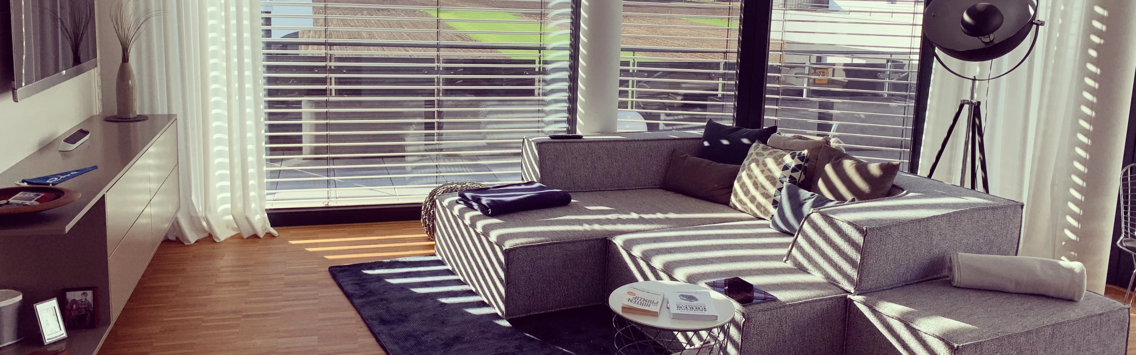 Wohnzimmer mit offenen Gardinen