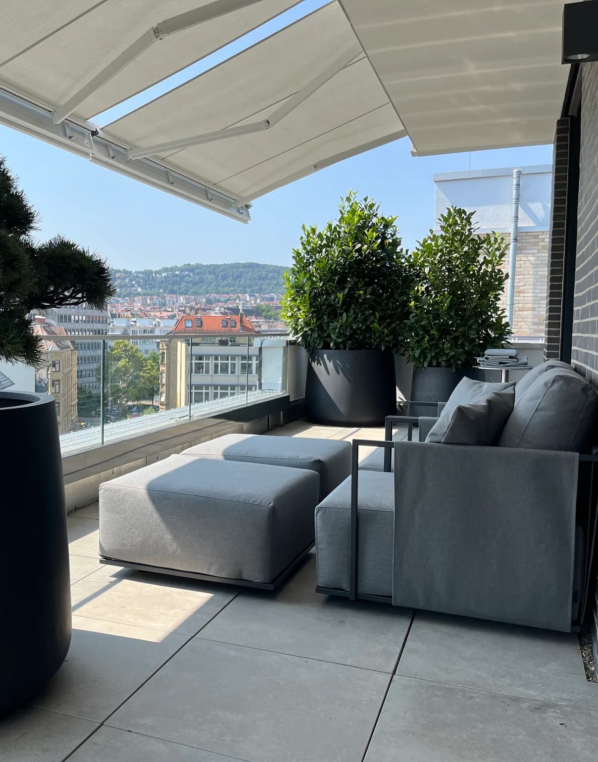 Dachterrasse mit Outdoormöbeln und Markise von raumdecor schnell