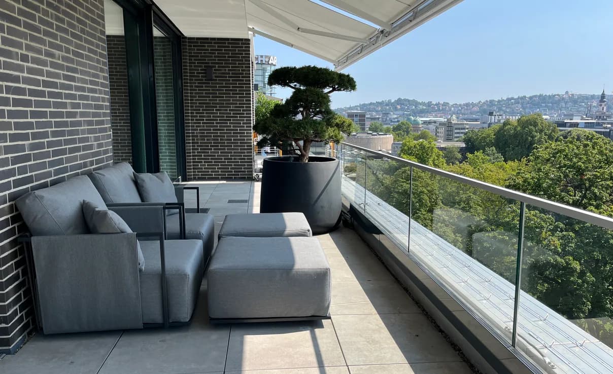 Lounge-Liegen auf Terrasse mit Markise von raumdecor schnell
