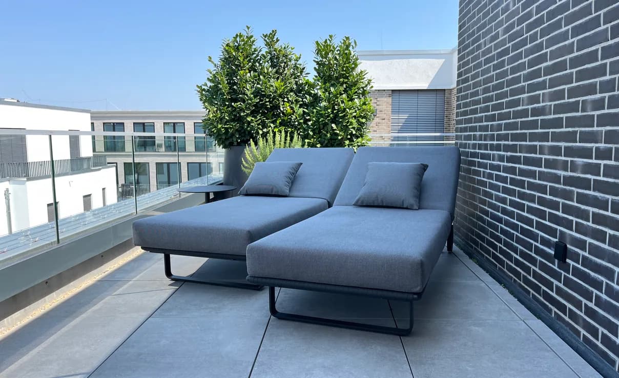 Balkon mit Outdoormöbeln und Blick über die Stadt von raumdecor schnell